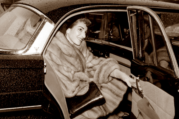 Photo de Maria Callas souriant, sortant d'une voiture, et lien vers l'article