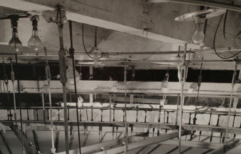 L’installation d’éclairages de 1913 à 1986, lampes incandescentes puis halogènes suspendues