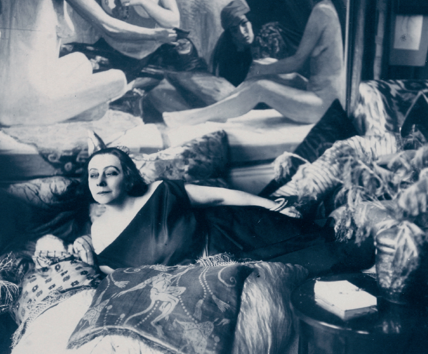 Jacqueline Marval dans son atelier 19 quai Saint-Michel, Paris, 1921