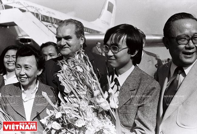 Dang Thai Son accueilli à l'aéroport de retour au Vietnam après sa victoire au concours Chopin en 1980