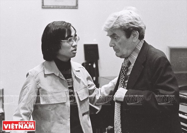 Dang Thai Son et le professeur V.Natanson à Moscou, dans les années 1980