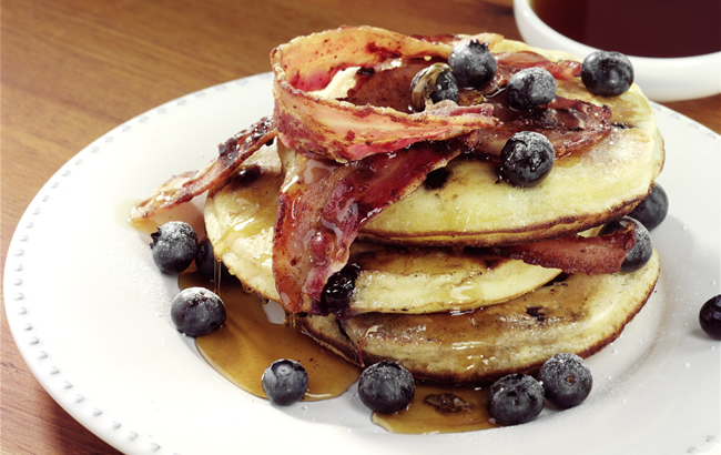 Pancakes au bacon et fruits rouges